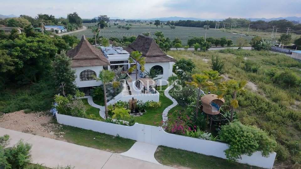 Einzigartiges Haus mit üppiger Umgebung