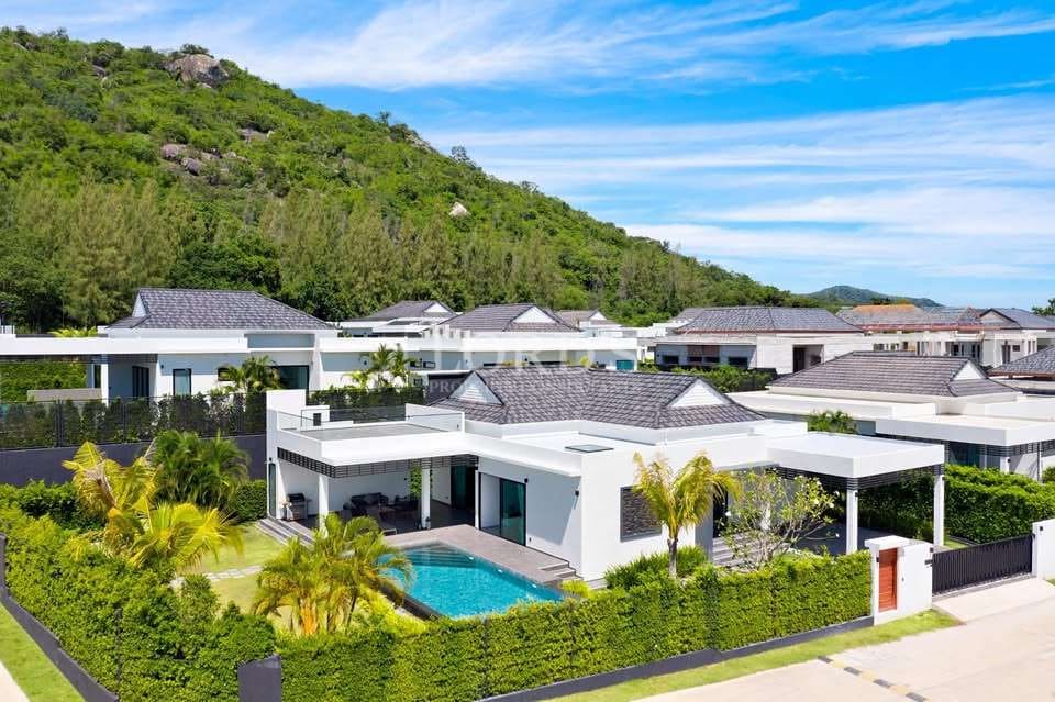 Moderne Villa mit üppiger Begrünung