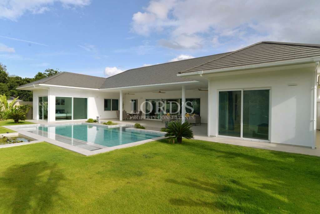 Moderne Villa mit Pool und Garten