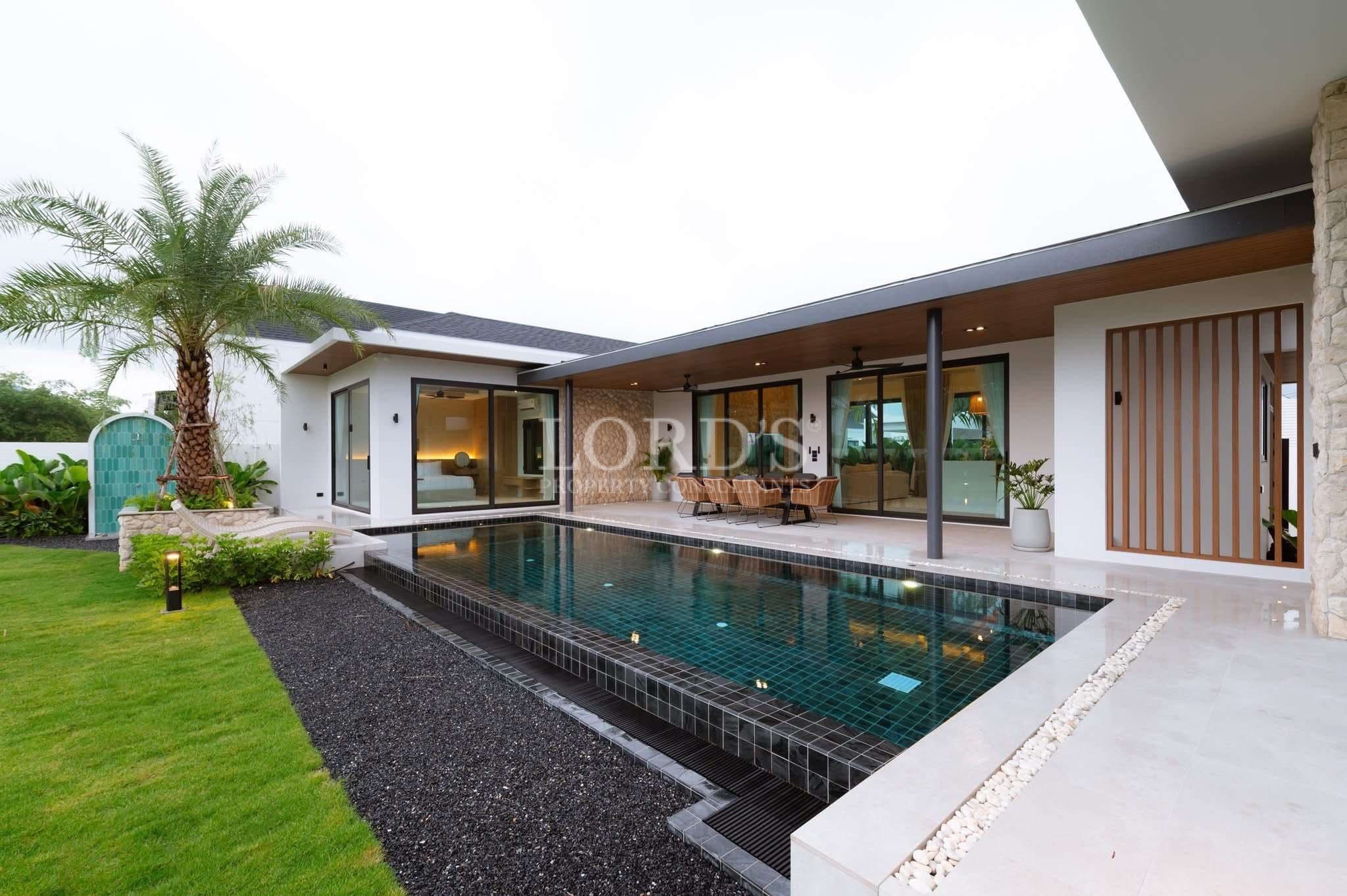 l663636 Modern single-story villa with private swimming pool, covered patio, palm tree landscaping, and open indoor–outdoor living.
