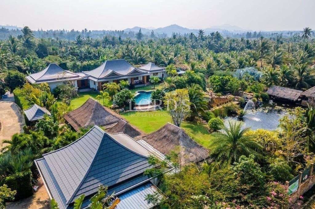 Stunning Colonial Villa with Private Lake and Tropical Garden in Hua Hin - Hua Hin, Thailand