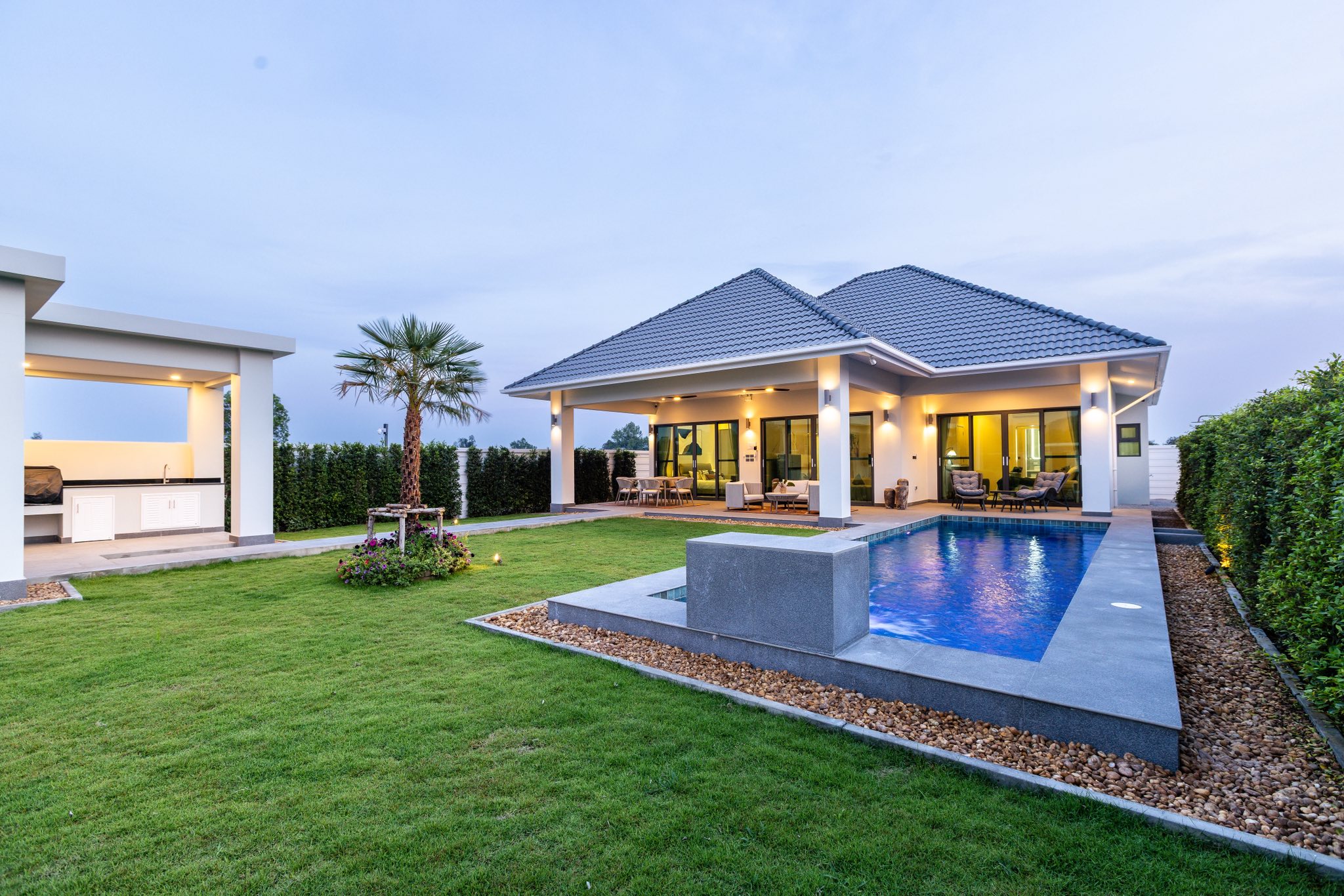 11 Modern single-storey villa with private swimming pool and landscaped garden