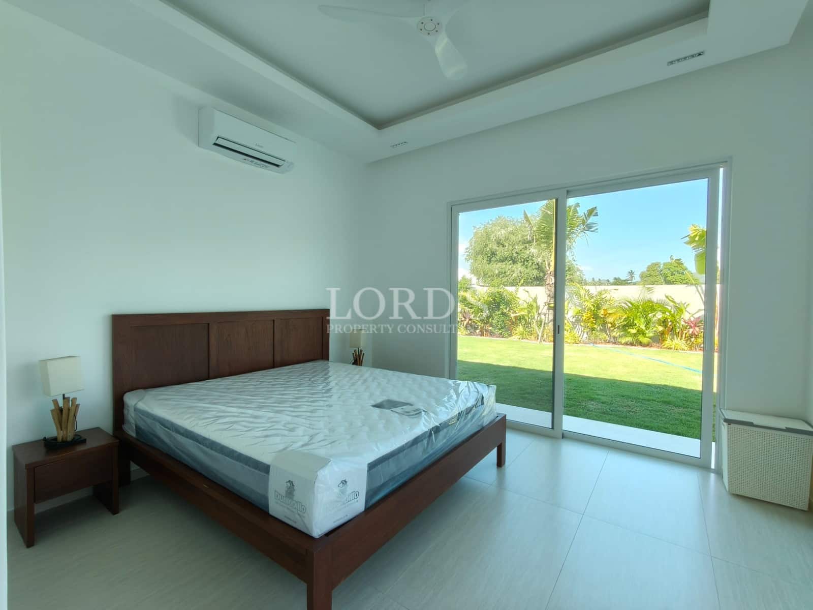 Modernes Schlafzimmer mit Gartenblick