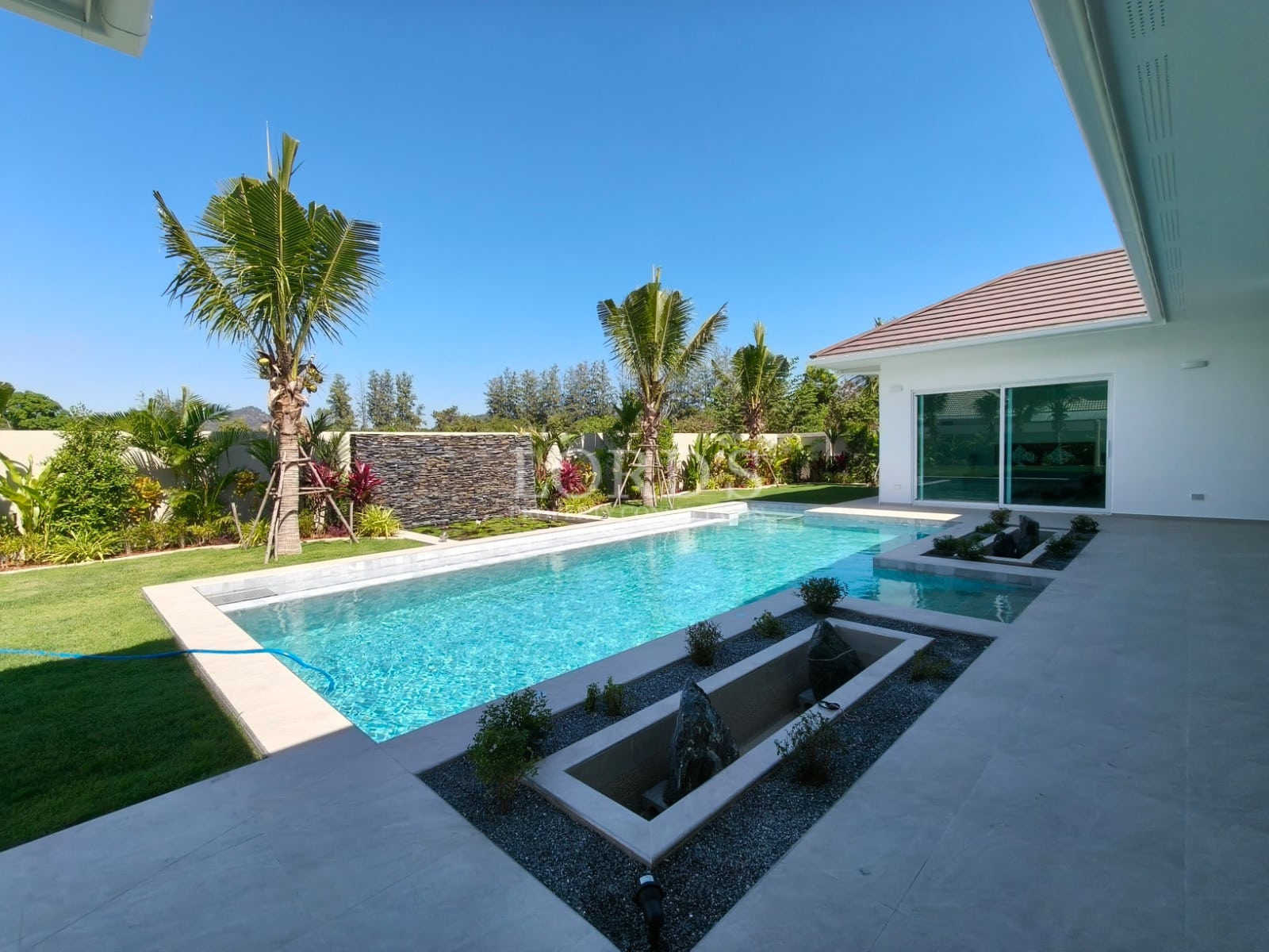 Moderne Villa mit Pool und Garten