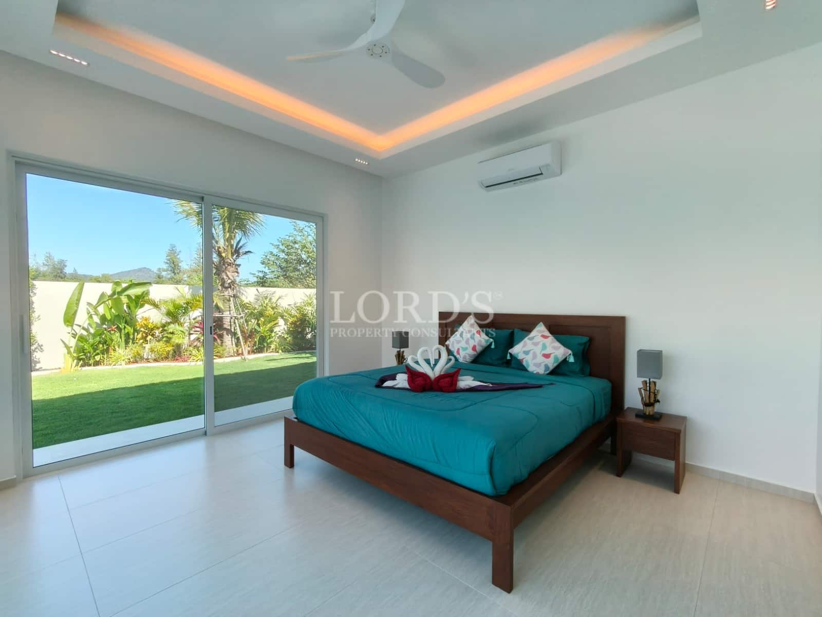 Modernes Schlafzimmer mit Gartenblick