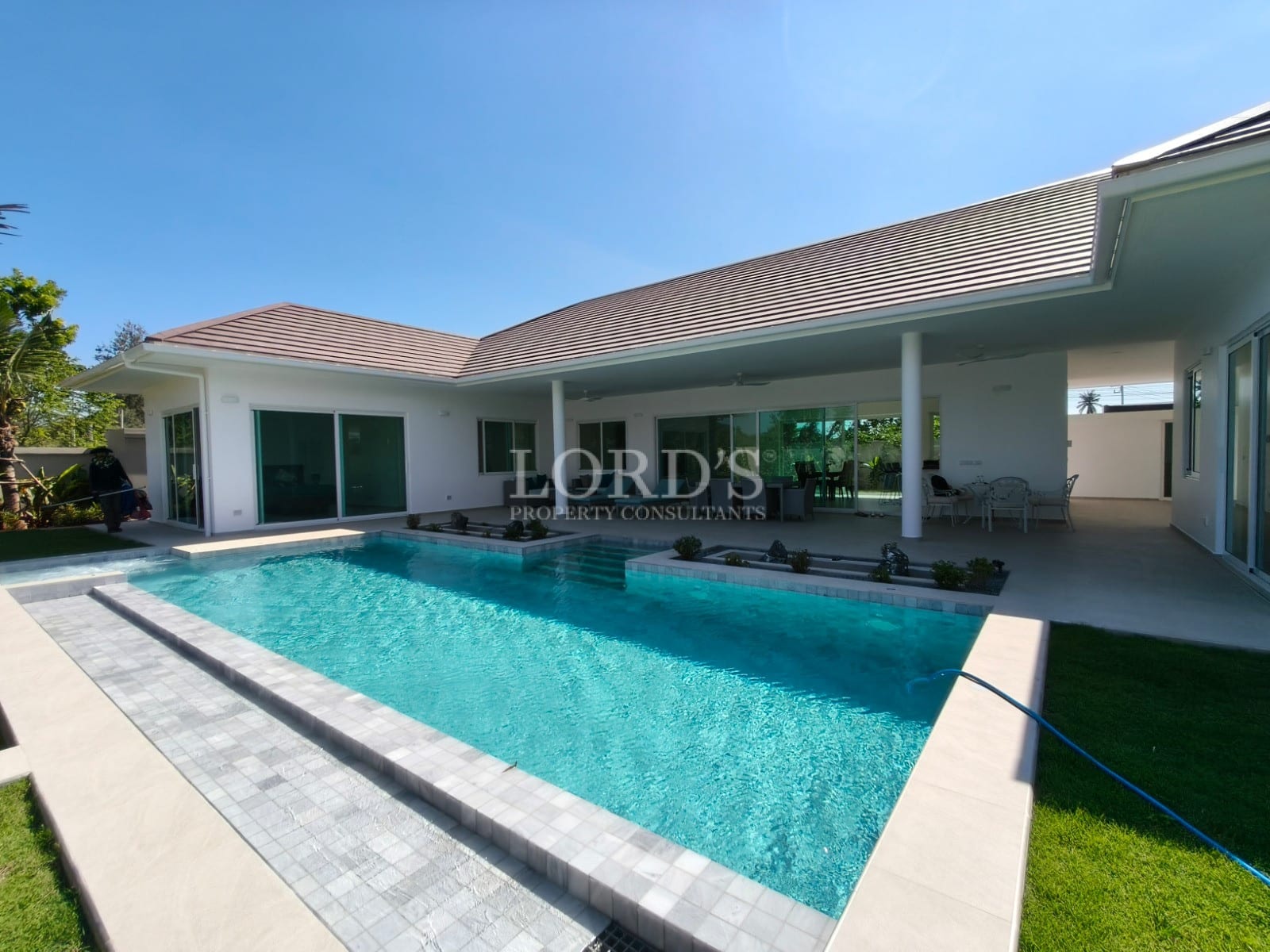 Modernes Haus mit Schwimmbad