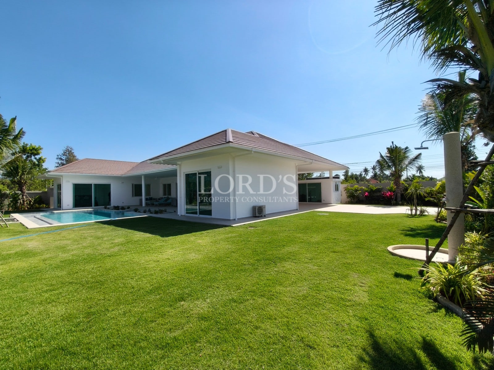 Modernes Haus mit Pool und Garten