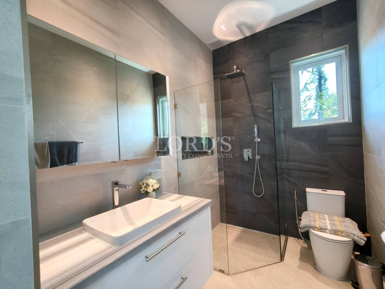 Modernes Bad mit schlichtem Design.