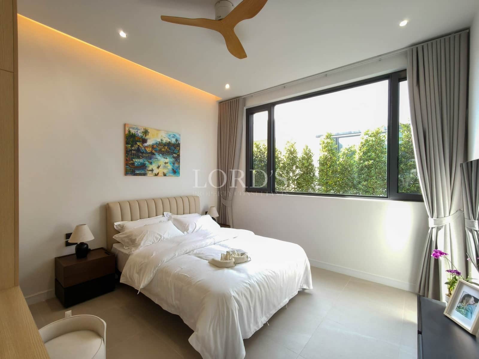 Bright, modern bedroom with window.