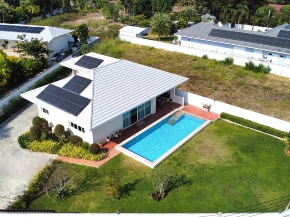 Modernes Haus mit Pool und Garten