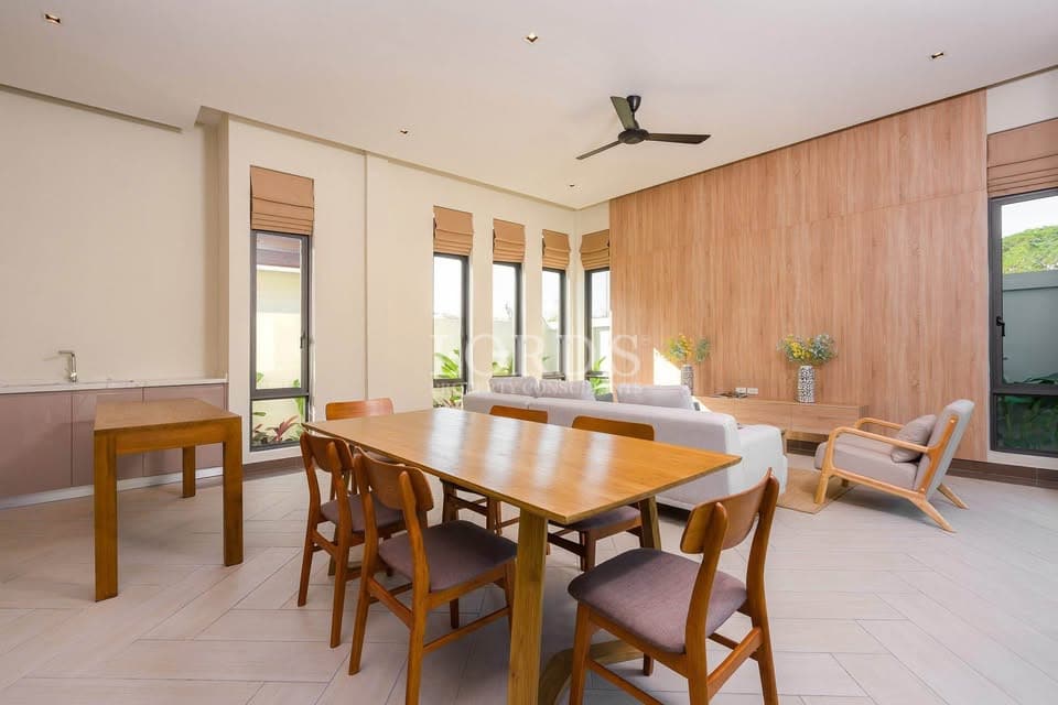 Modernes Wohnzimmer mit Essbereich