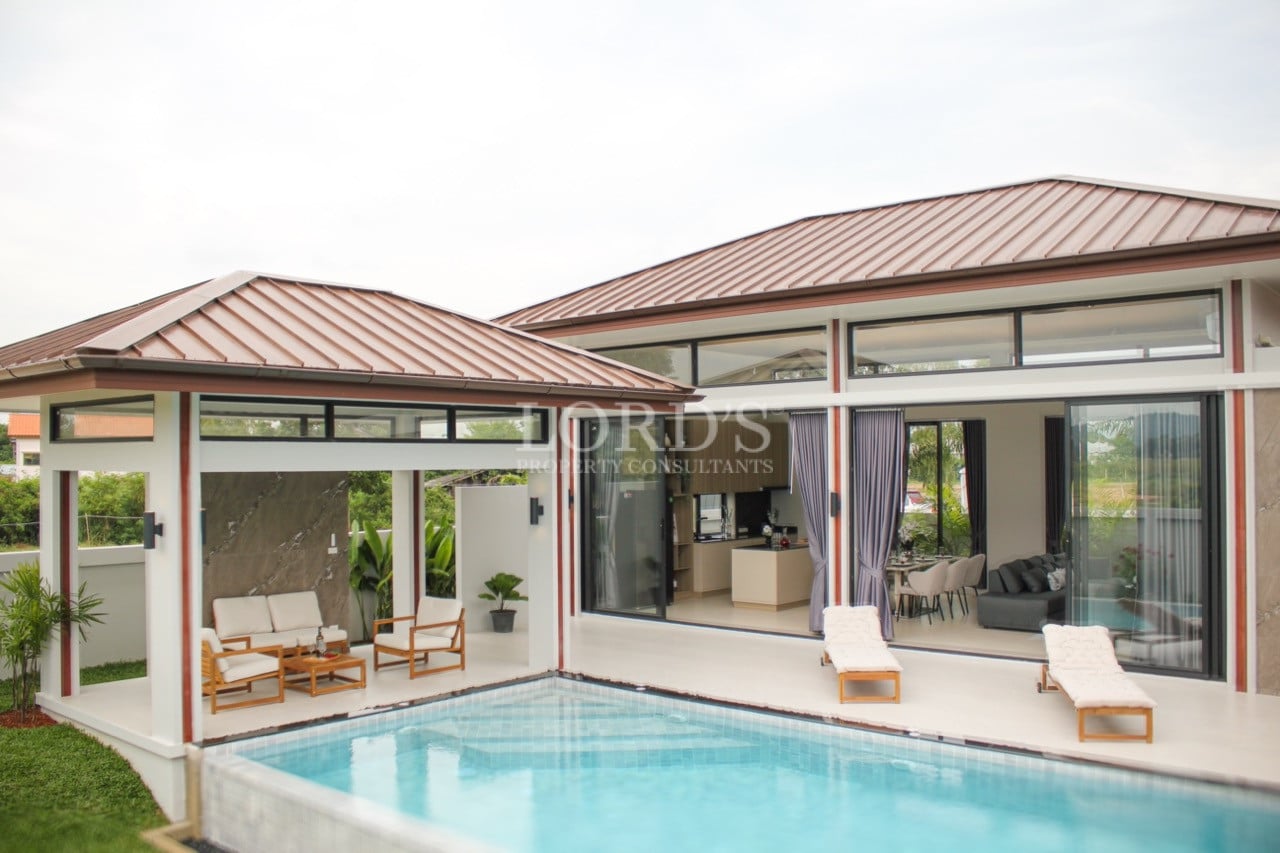 Moderne Villa mit Pool und Patio