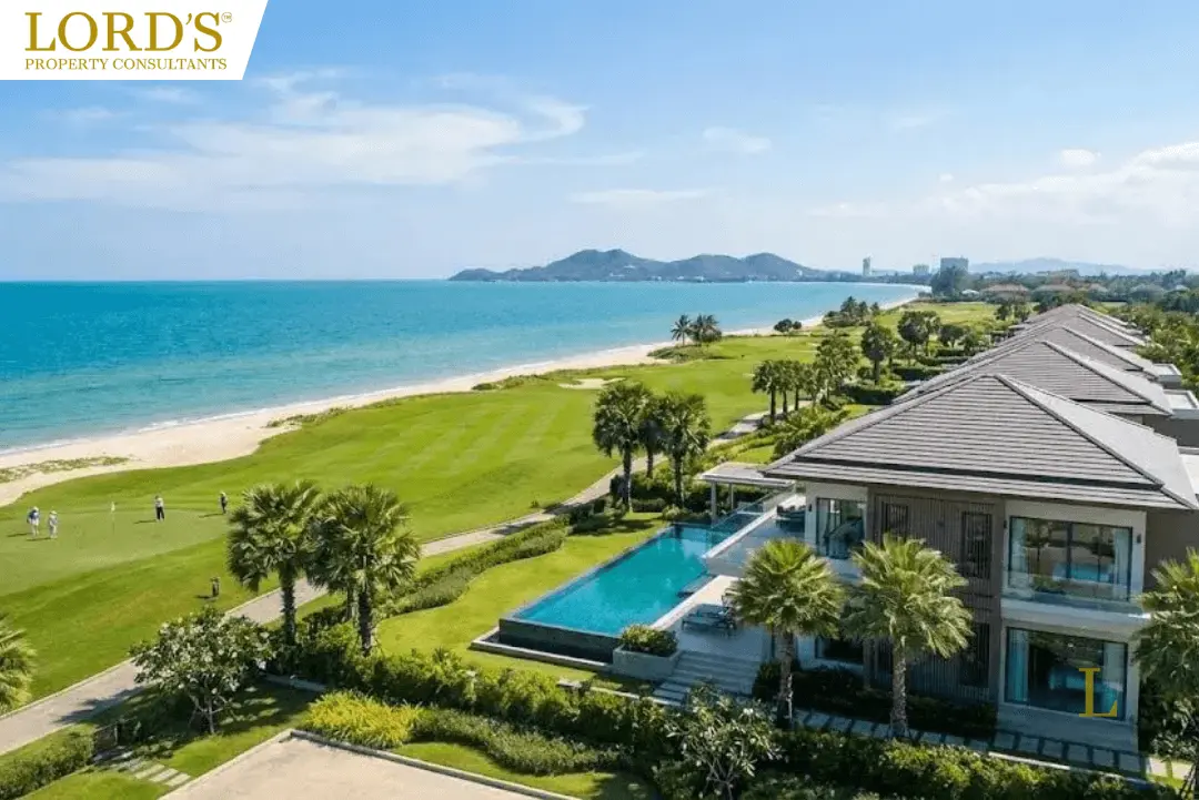 Luxuriöse Villa direkt am Strand mit privatem Pool und Blick auf einen Golfplatz und das Meer.
