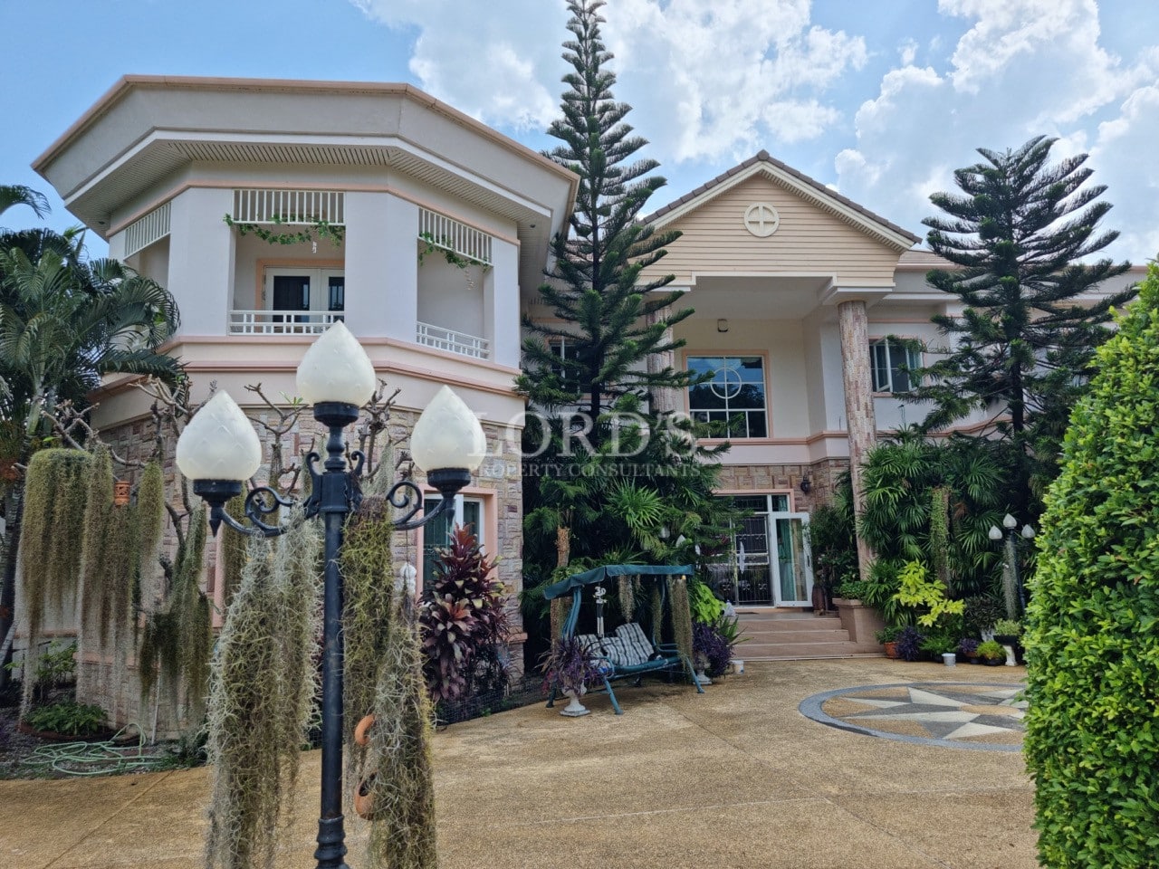 Vorderhaus Groß Luxury two-story villa exterior with landscaped garden, driveway, and classic architectural design.