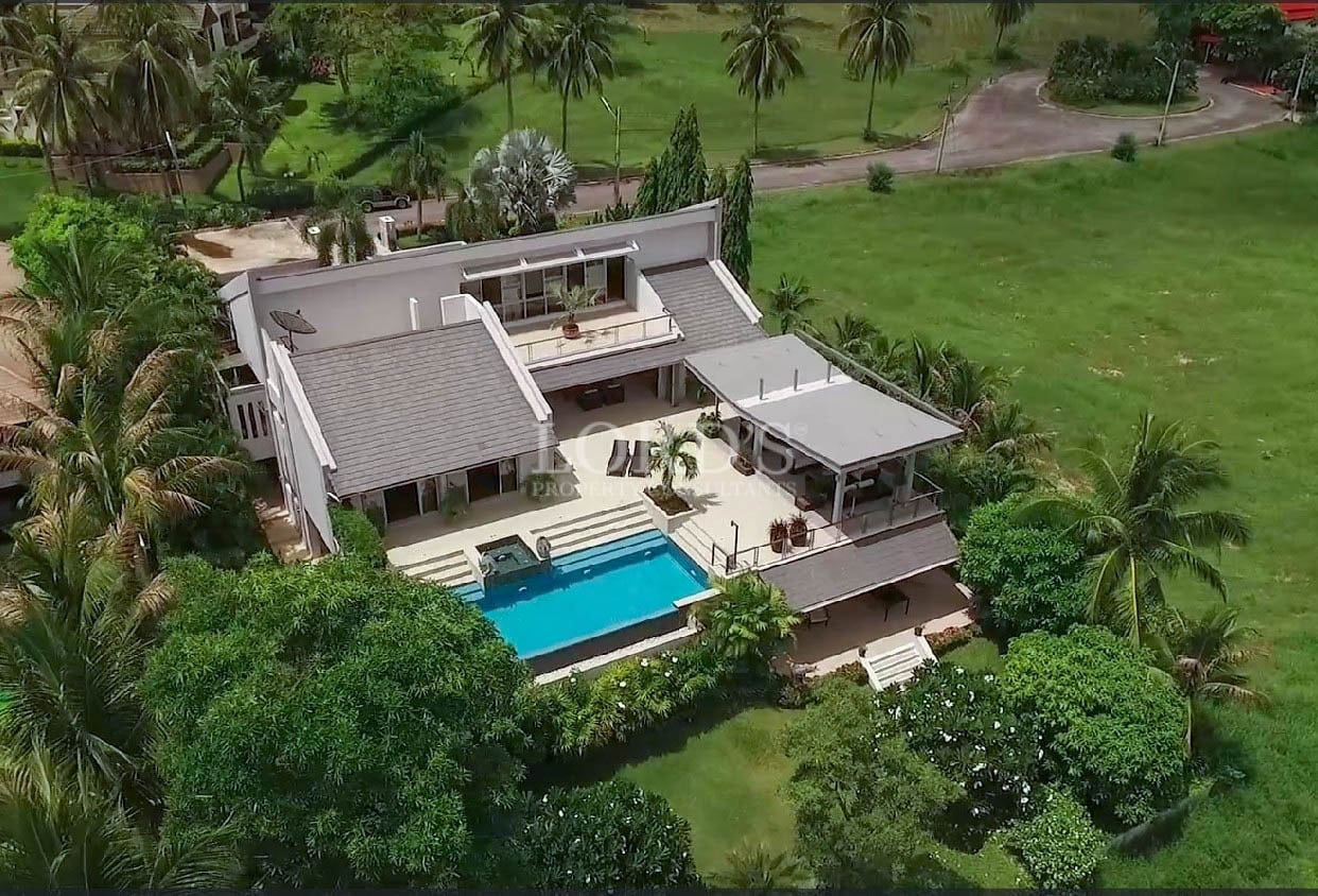 messageImage_1769154735979 Groß Aerial view of a modern luxury villa with a private swimming pool surrounded by lush tropical greenery.
