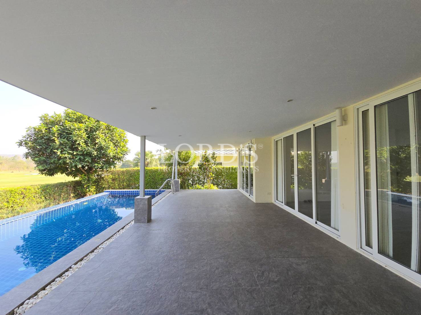 Covered terrace with open layout
