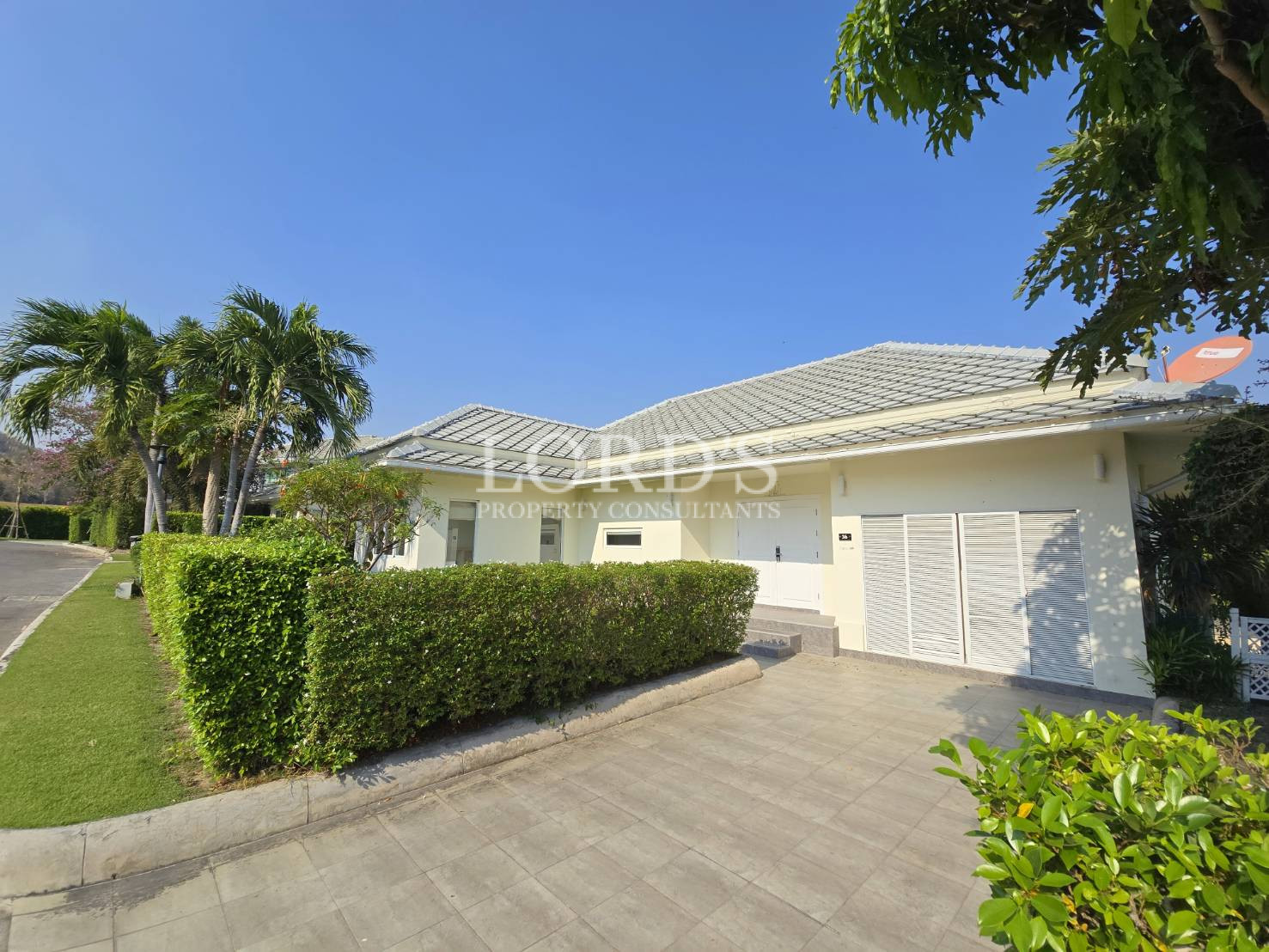 House exterior with garden and hedge