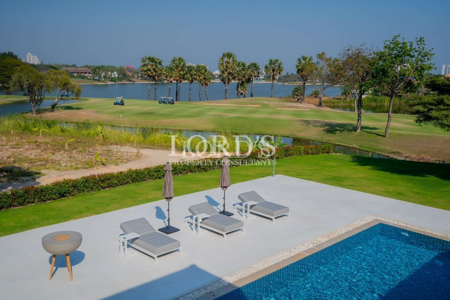 1111 Outdoor recreational area with seating