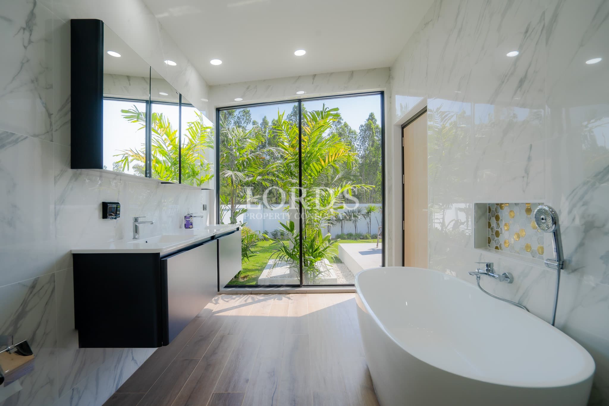 Bathroom with bathtub and garden view