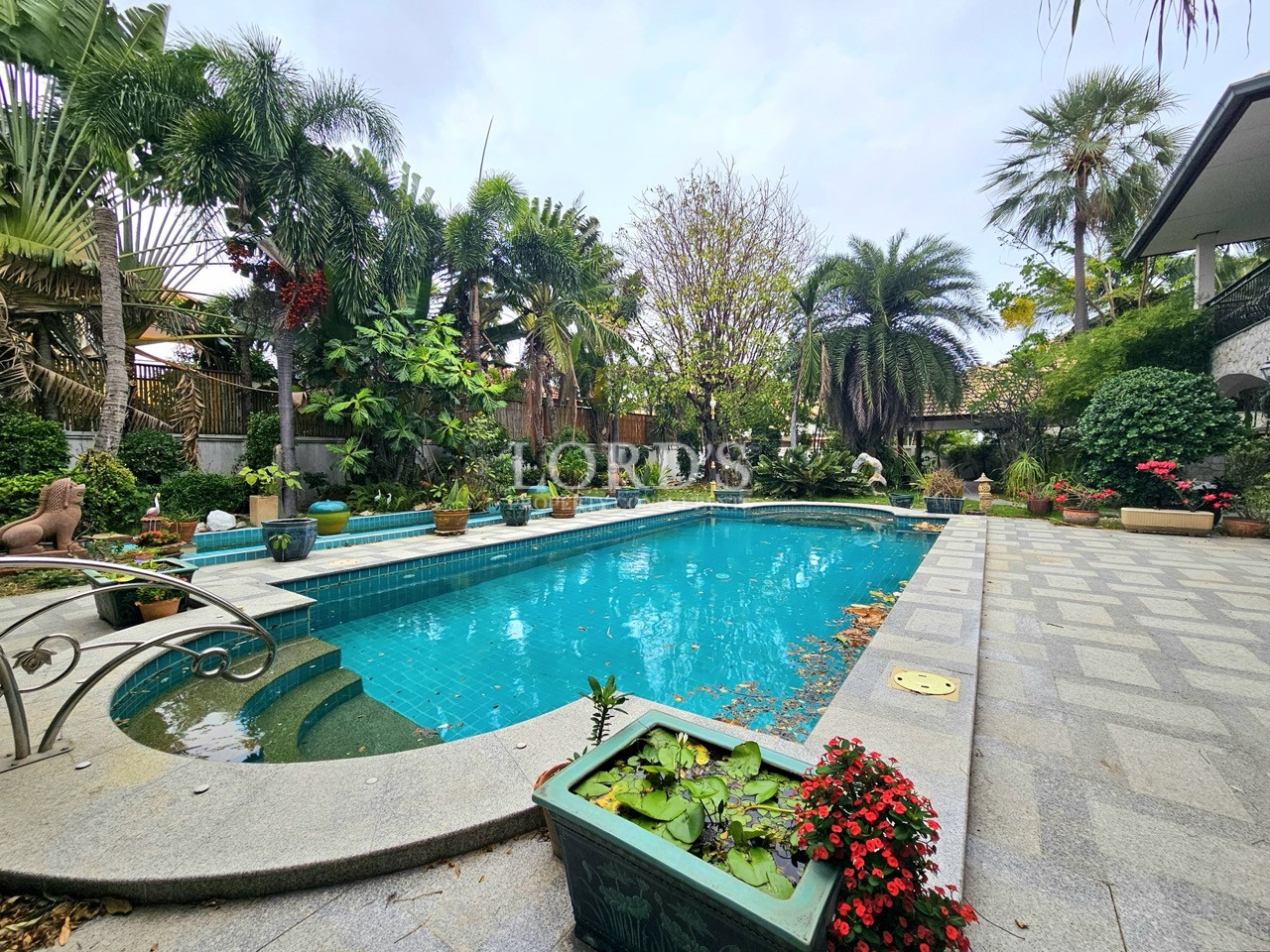 Circular swimming pool section with stone edge