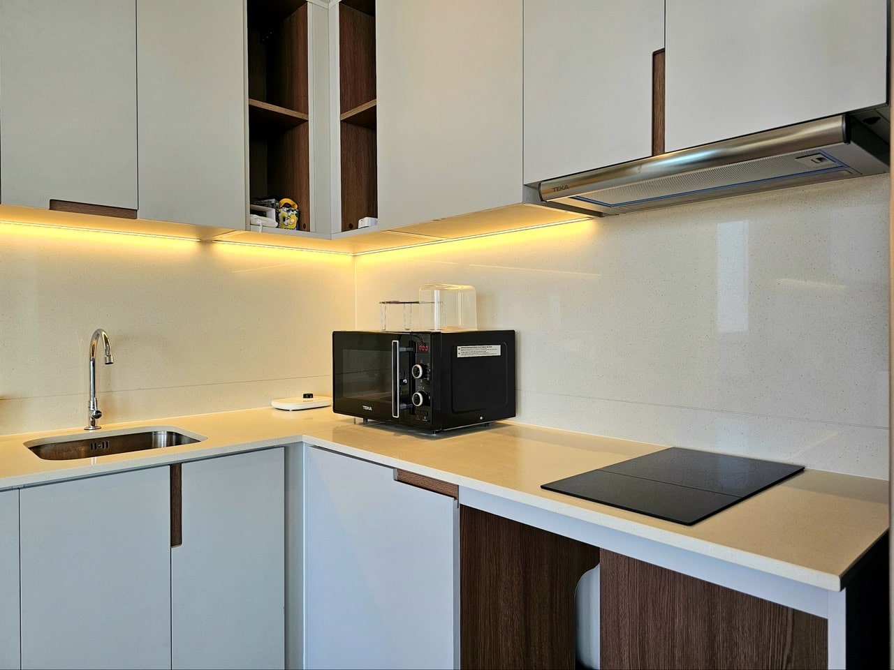Kitchen corner with appliances and cabinets