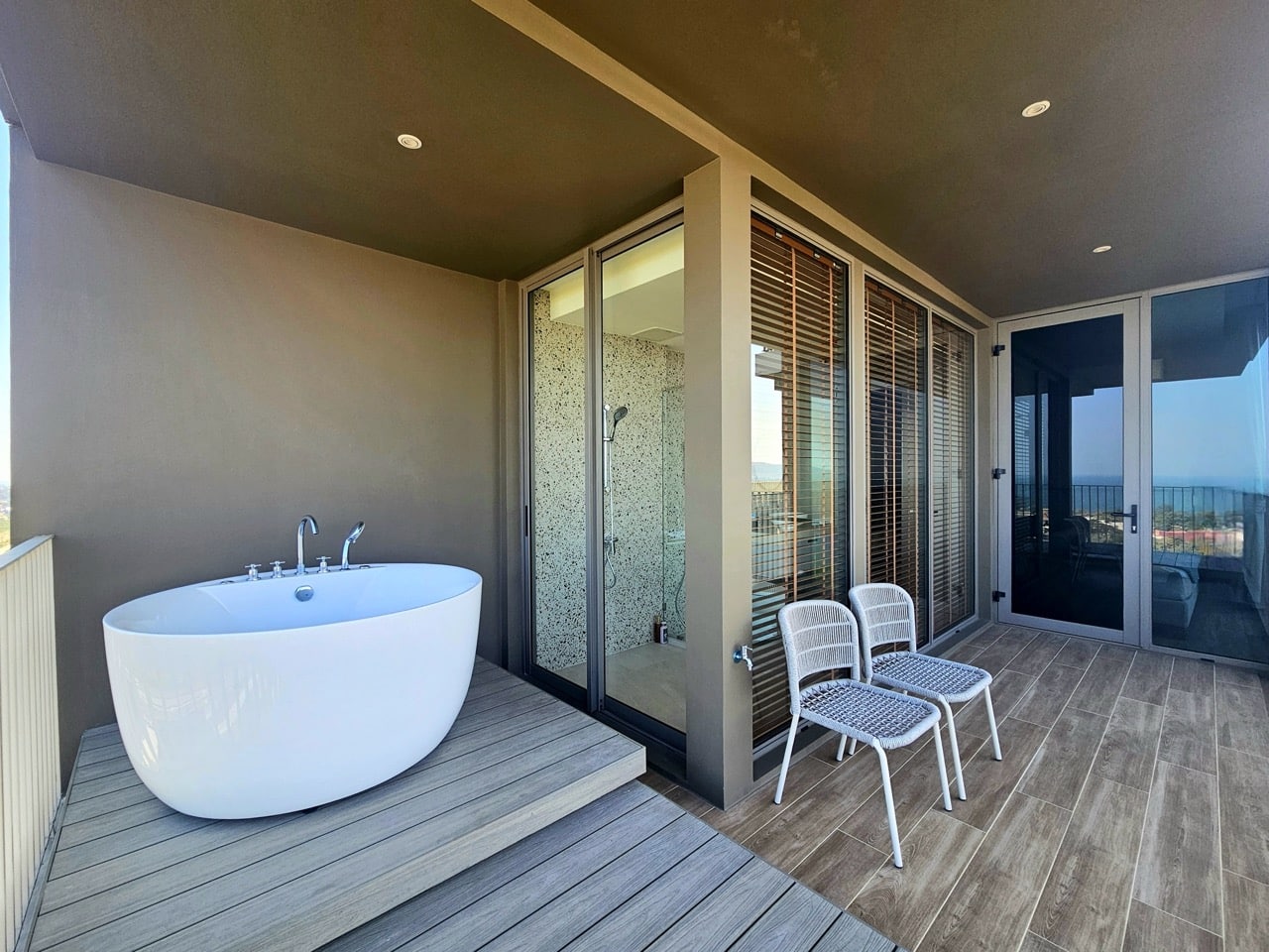 Outdoor bathtub with modern balcony design