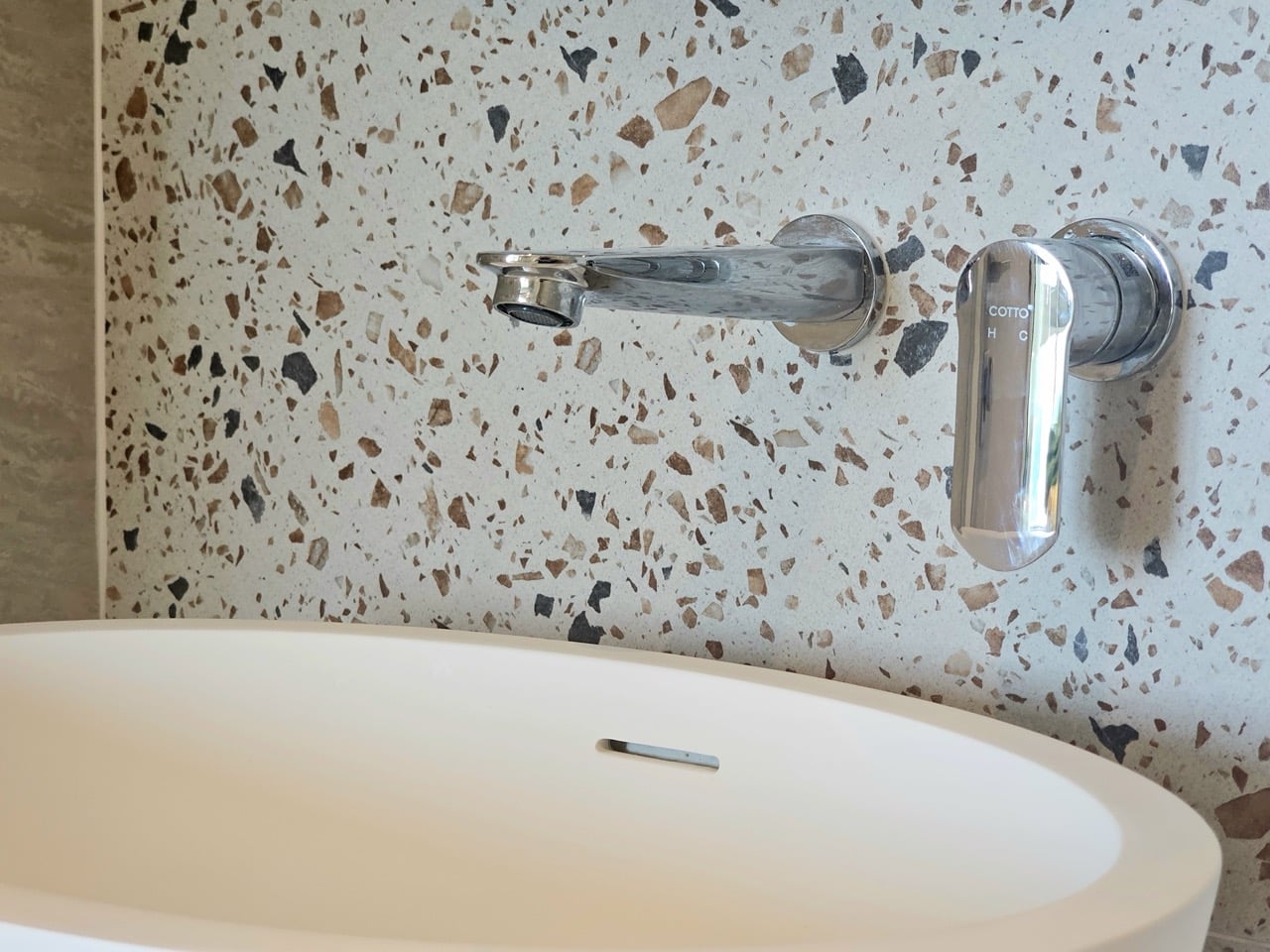 Bathtub with stone texture wall design