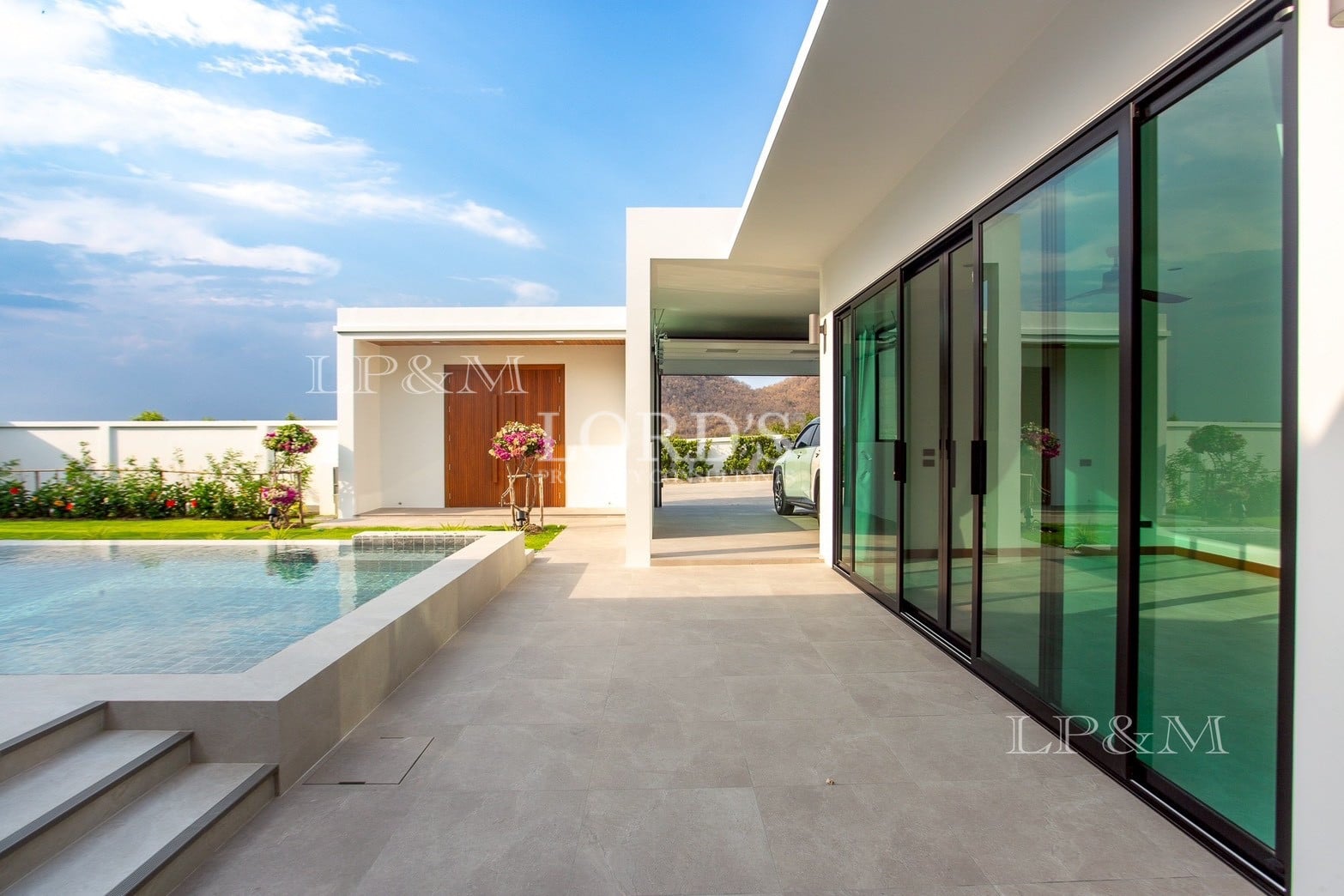 Villa side patio walkway