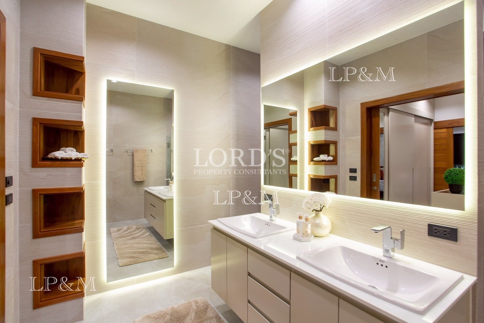 Bathroom vanity with mirror lighting