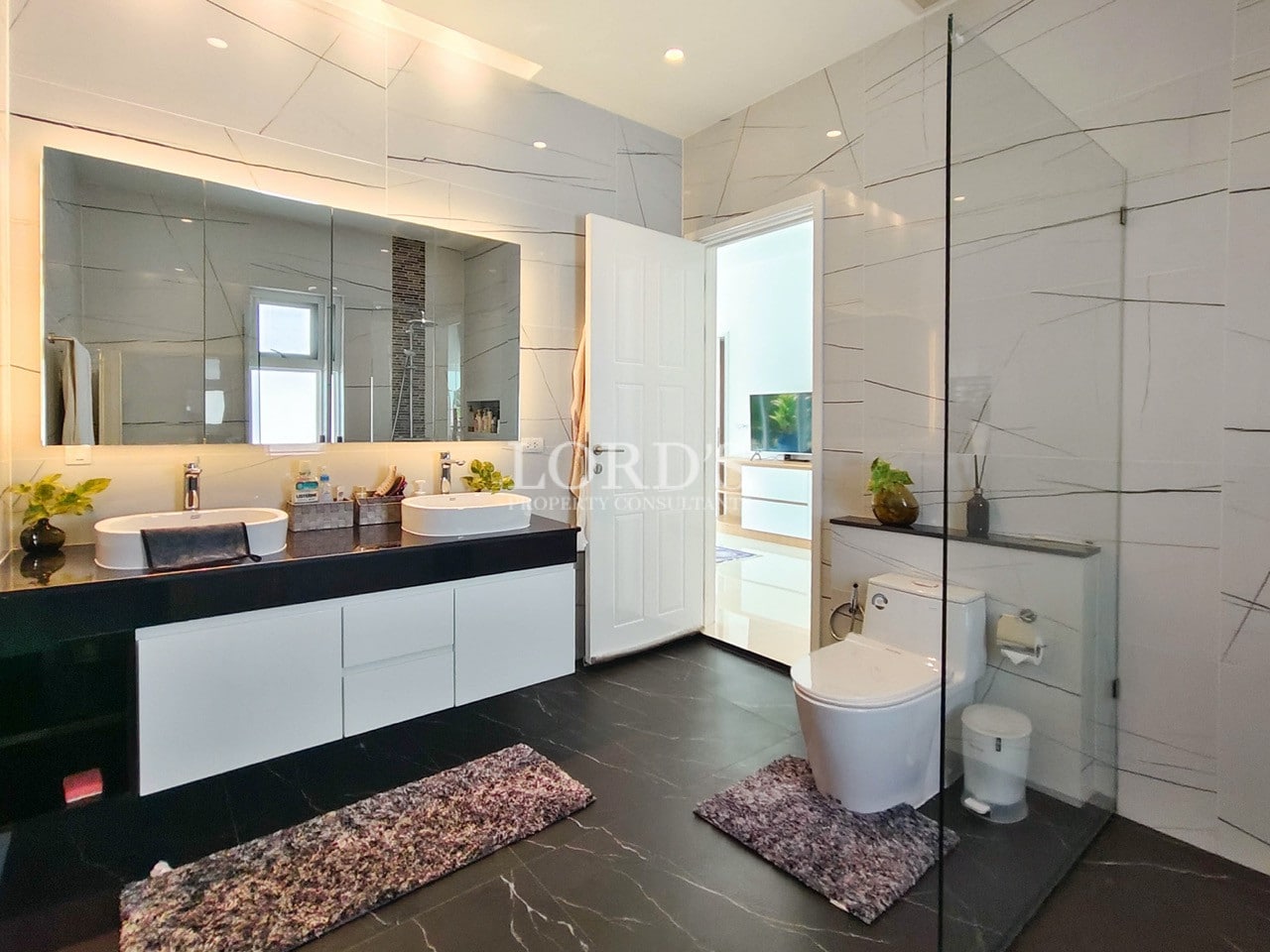 Luxury bathroom with double vanity and mirror