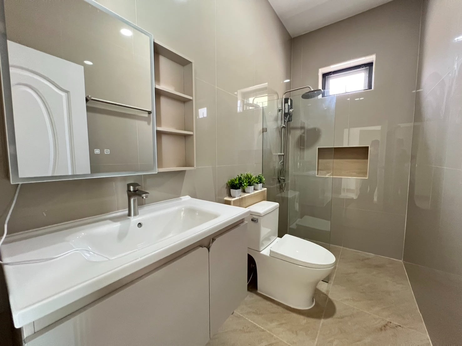 Bathroom with bathtub and mirror