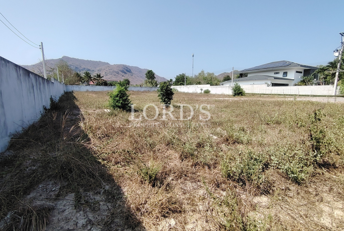 Vacant land with nearby houses and mountains
