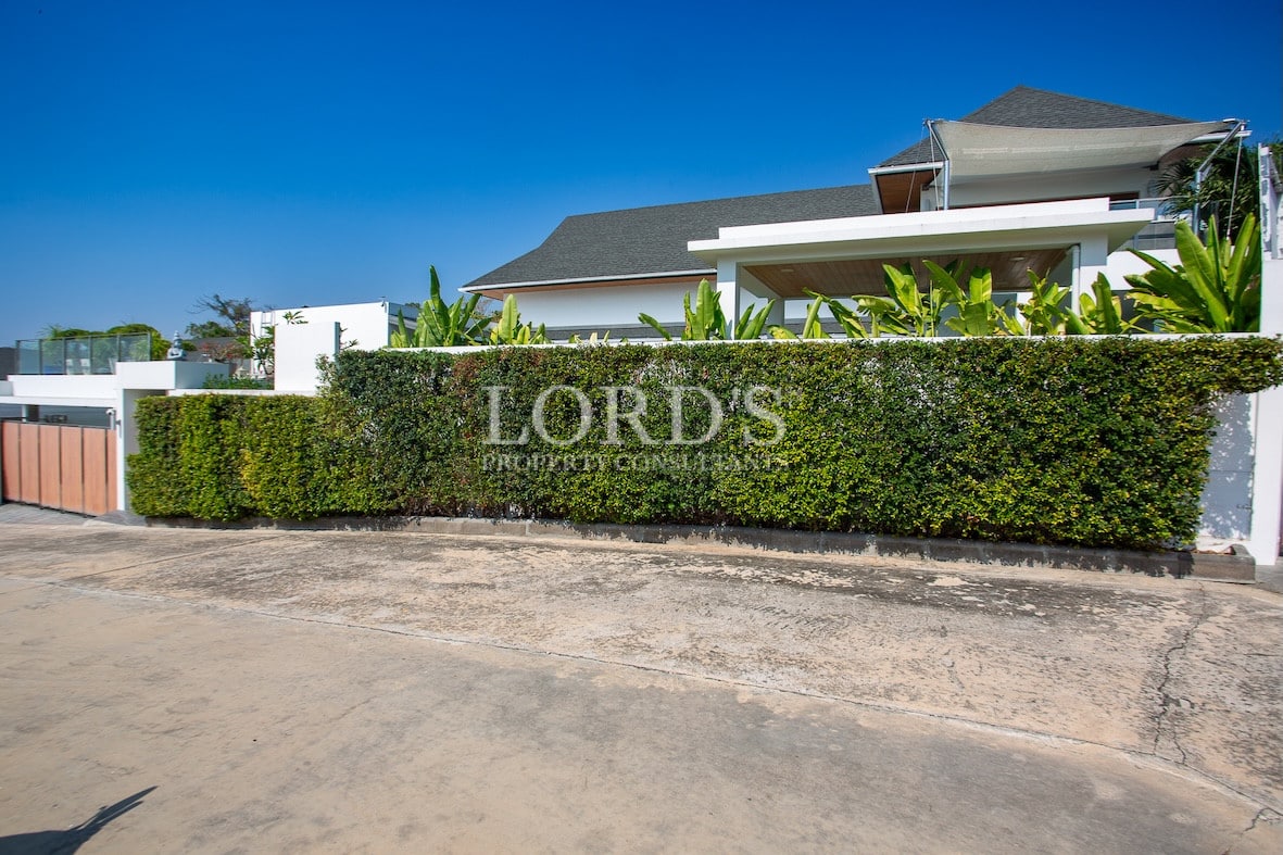 Open kitchen and dining layout