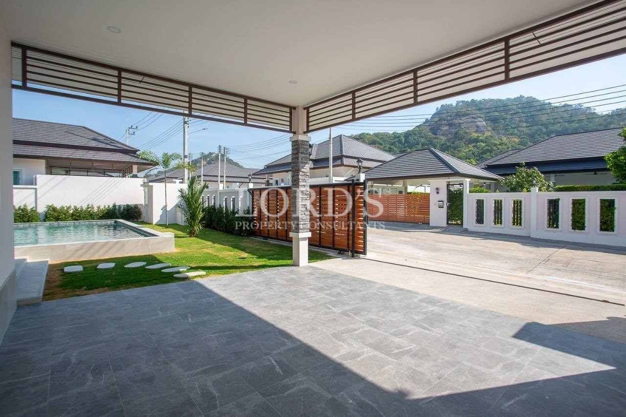 114 Covered outdoor area with tiled floor