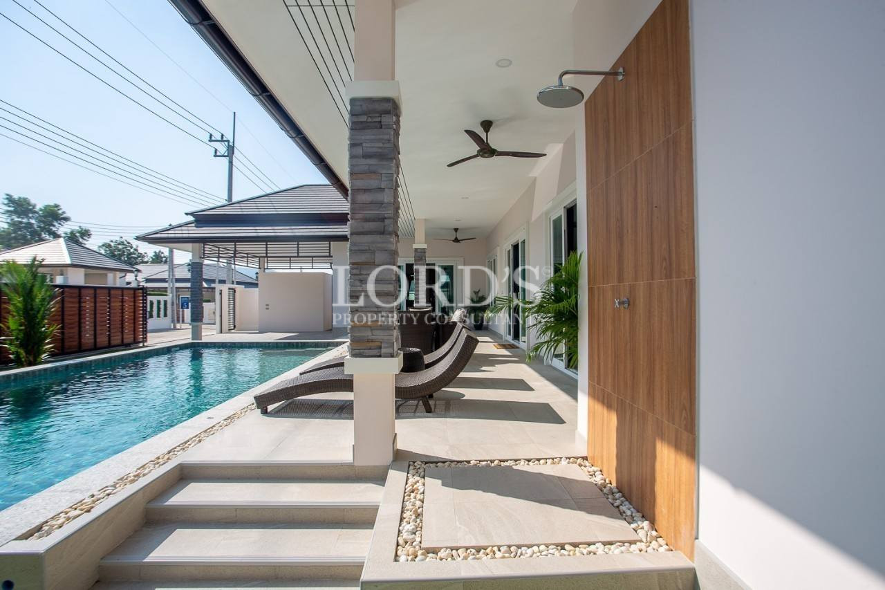 116 Covered patio with steps and seating