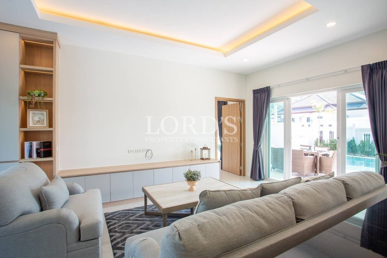 118 Living room with sofa and recessed ceiling lighting