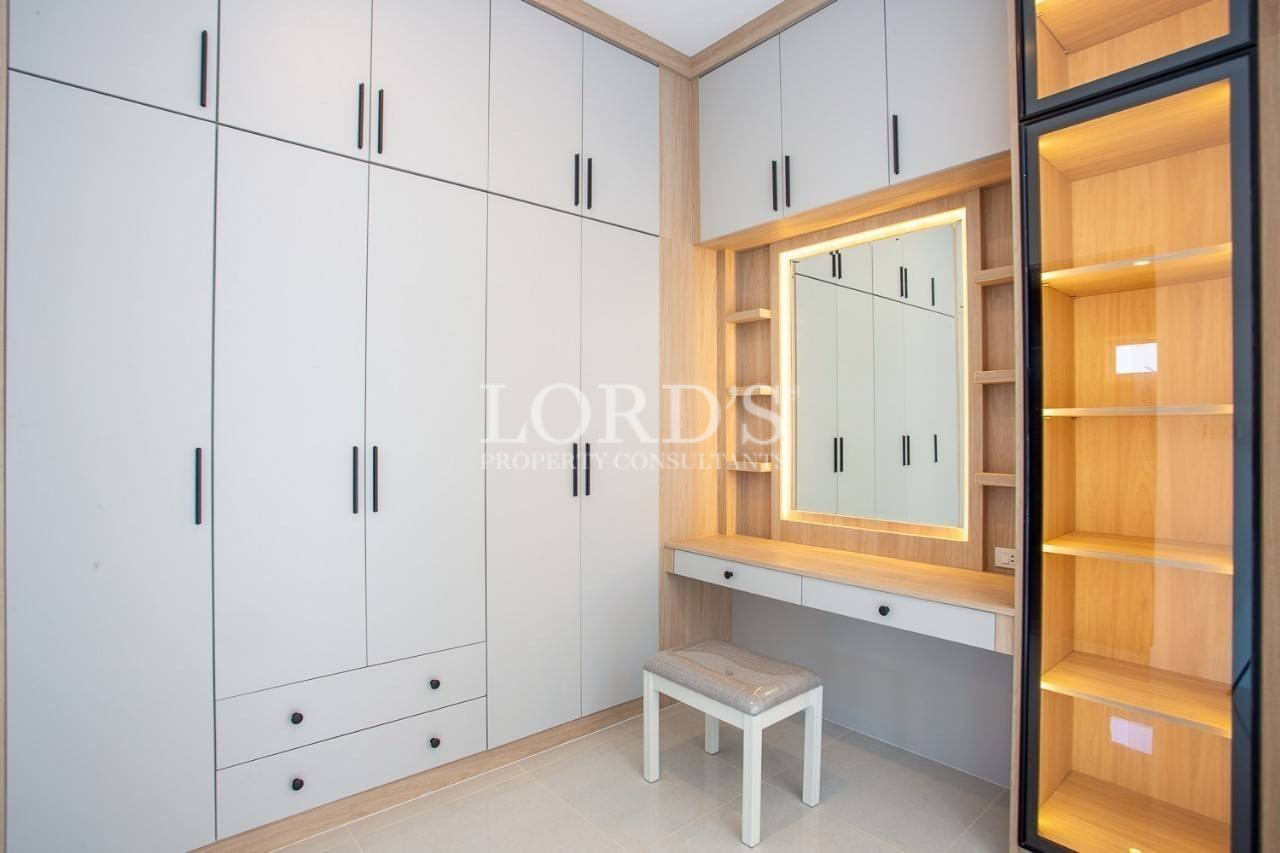 124 Walk-in wardrobe with storage cabinets