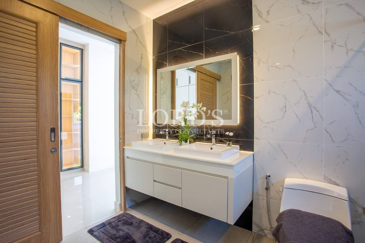 125 Bathroom with mirror and vanity lighting