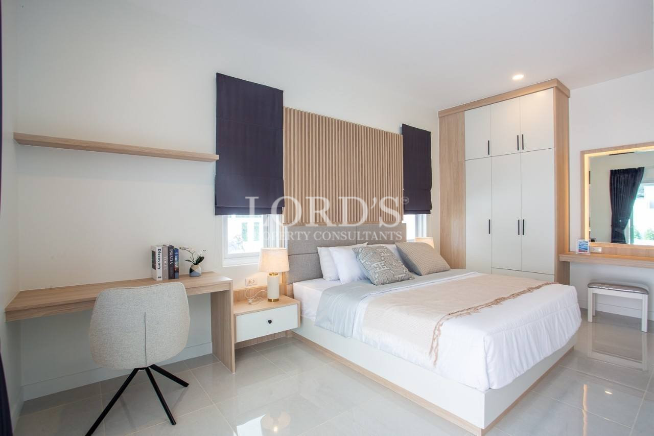 129 Bedroom with modern decor and large bed
