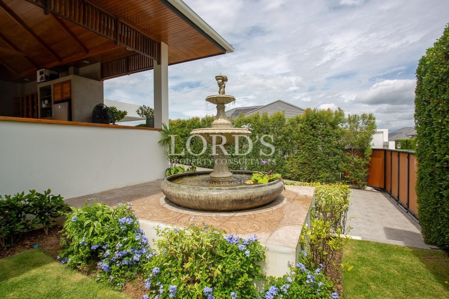 Garden with fountain feature