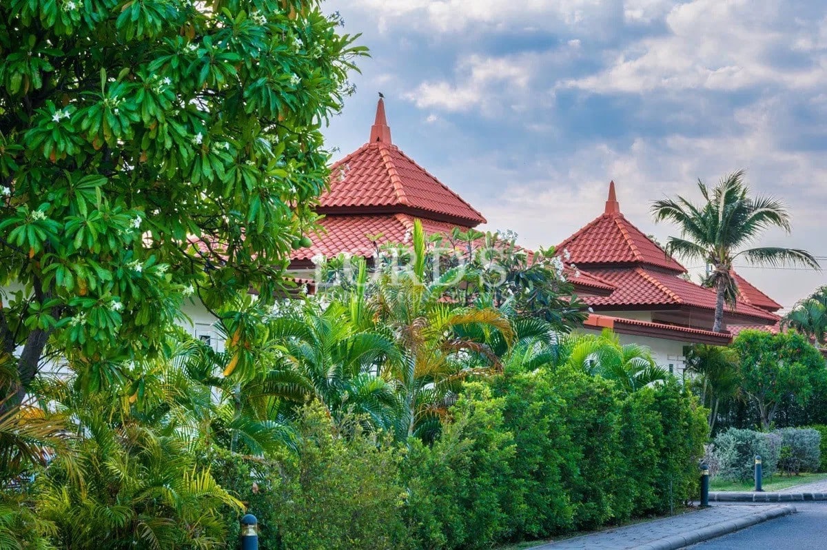 Traditional style house with garden