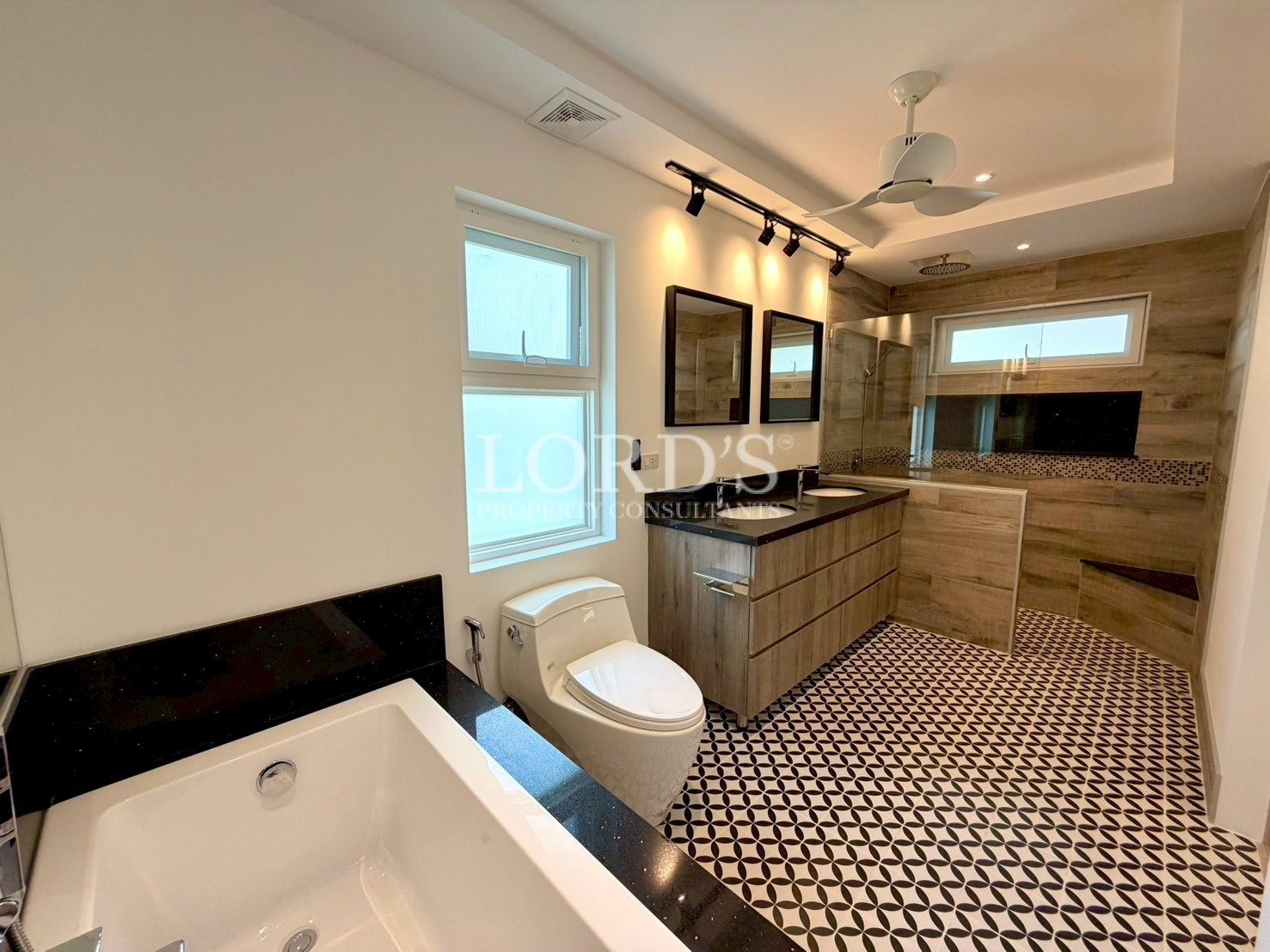 Beautiful bathroom with bathtub and vanity