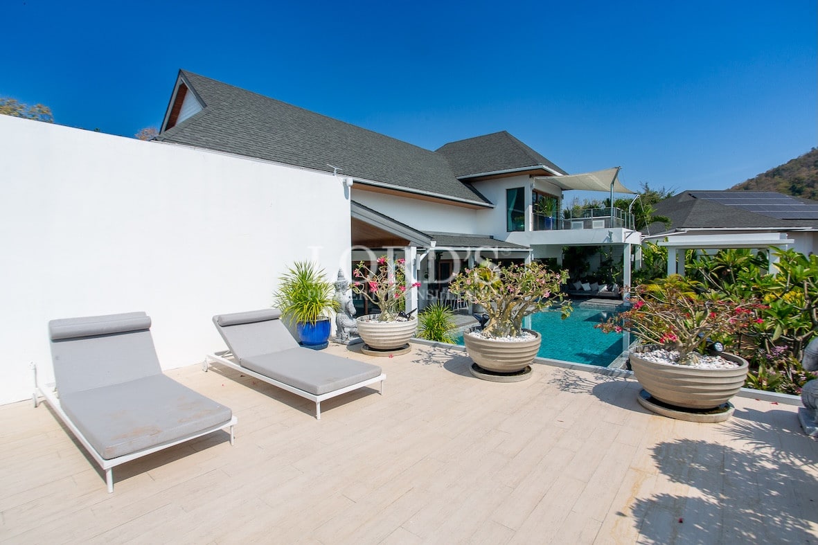 Outdoor lounge with mountain scenery