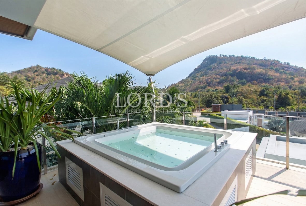 Outdoor jacuzzi with mountain view