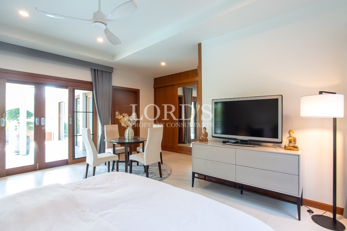 Bedroom with TV and modern furnishings