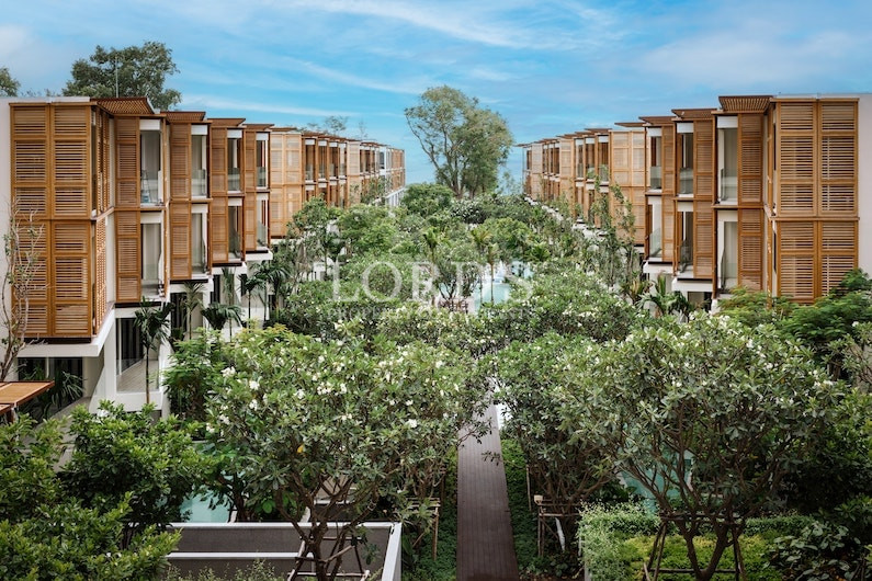 Green courtyard in apartment complex