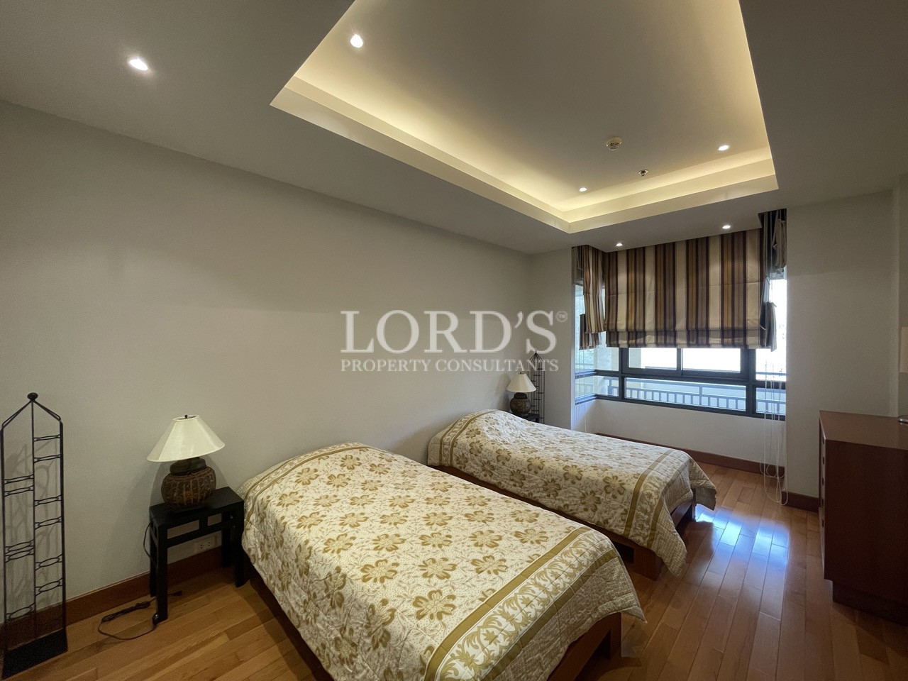 Bedroom with modern ceiling design