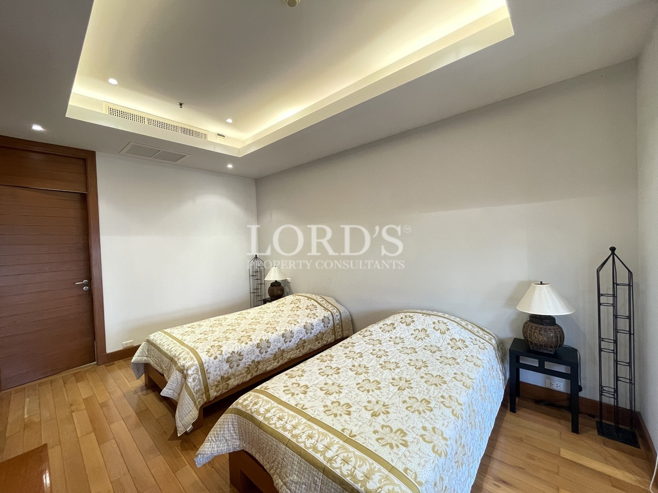 Bedroom with bed and ceiling lighting