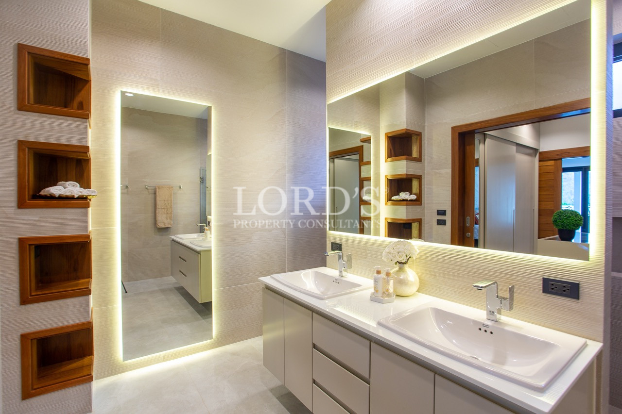 bathroom with mirror lighting