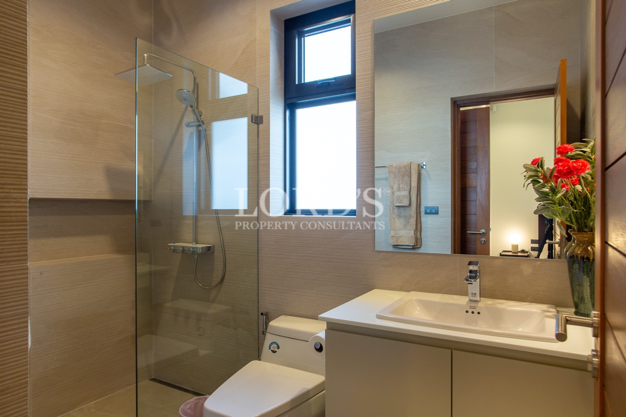 bathroom with sink and mirror